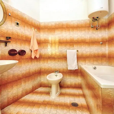 3 Bedroom Lovely Home In Kucice Holiday home *