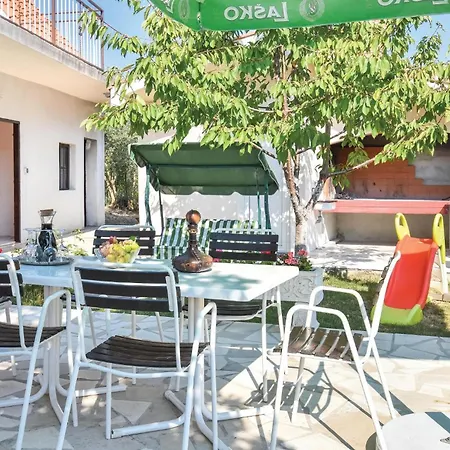 בית נופש 3 Bedroom Lovely In Kučiće