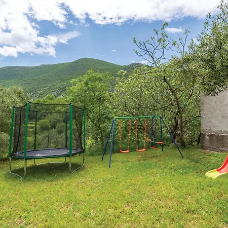 3 Bedroom Lovely Home In Kucice Holiday home